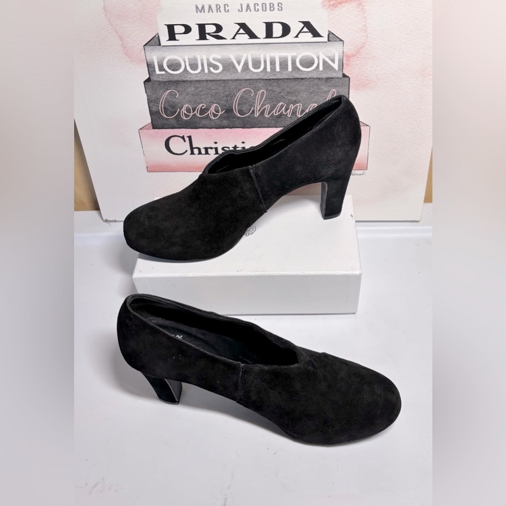 Eileen Fisher Suede Booties w/ V-cut Side Slits & Block Heels in Black Size 8.5